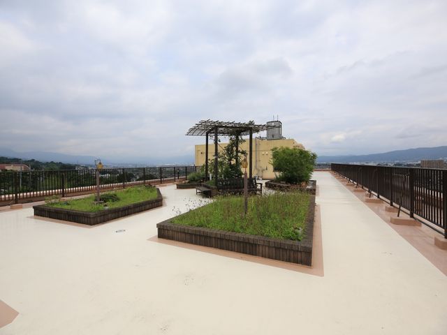 広々とした屋上庭園 屋上庭園 開放感ある屋上のテラスからは山々の景色を一望でき、清々しい空気を感じながら憩いの時間を過ごせます。