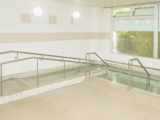 手すり付きの浴室