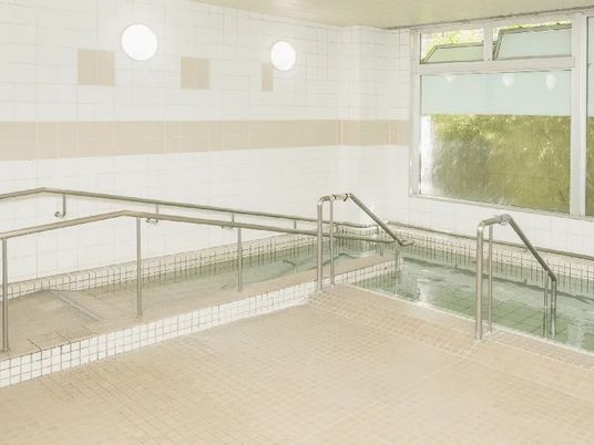手すり付きの浴室