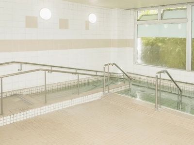 手すり付きの浴室