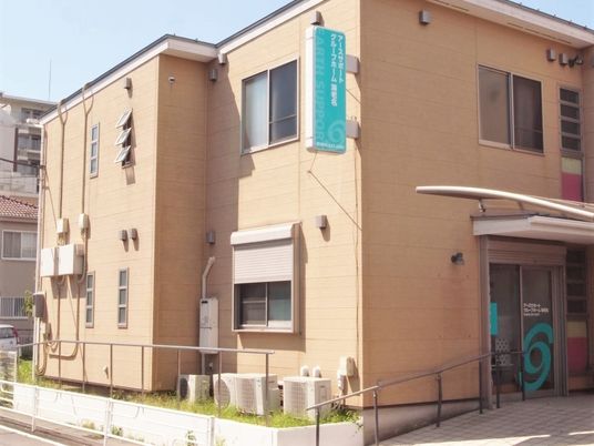 施設のエントランスの外観