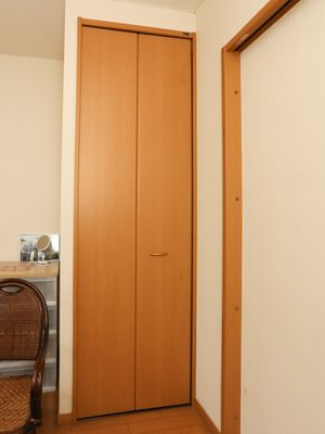 木製クローゼットの扉