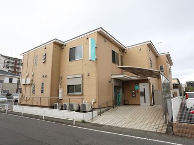 親切な雰囲気の建物外観
