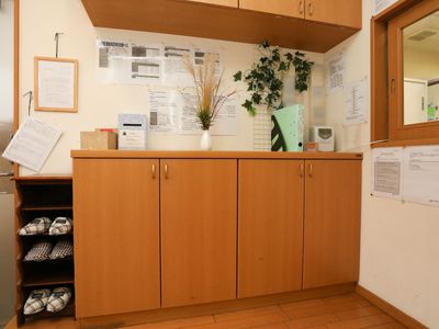 受付カウンターと掲示物