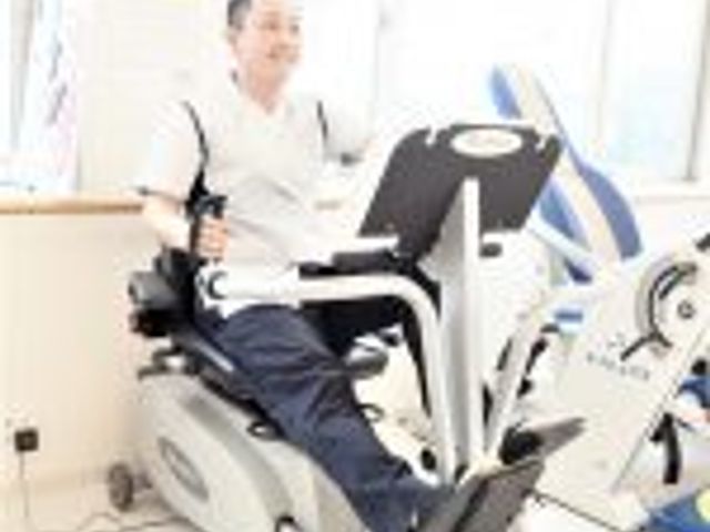 トレーニング中の机 機能訓練室 自然光が豊かに差し込む機能訓練室では、リハビリ用機器を使用して充実した時間を過ごせます。