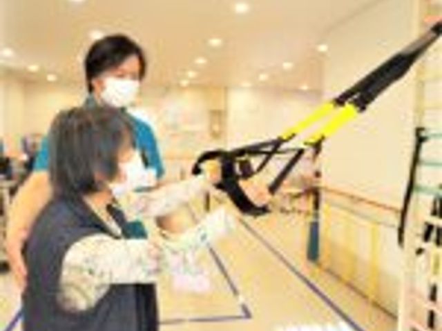 訓練器具を使う様子 機能訓練室 明るい場所での訓練風景です。専門スタッフによるサポートを受けながら、安全にトレーニングできます。