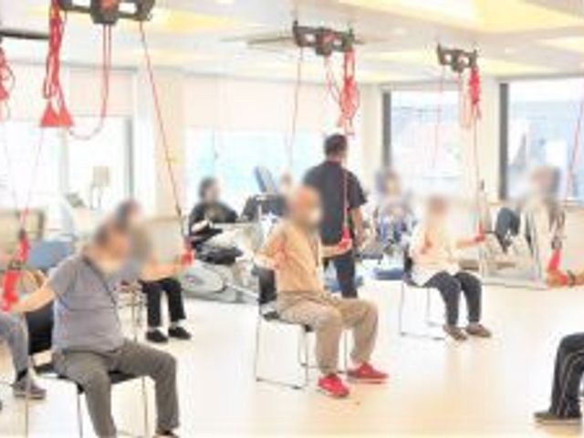 バランス運動する機能訓練室 機能訓練室 光がたっぷり差し込む空間で、椅子に座ったまま適度な運動が可能です。楽しみながら健康維持できます。