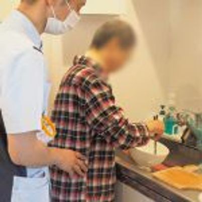 調理補助を受ける様子