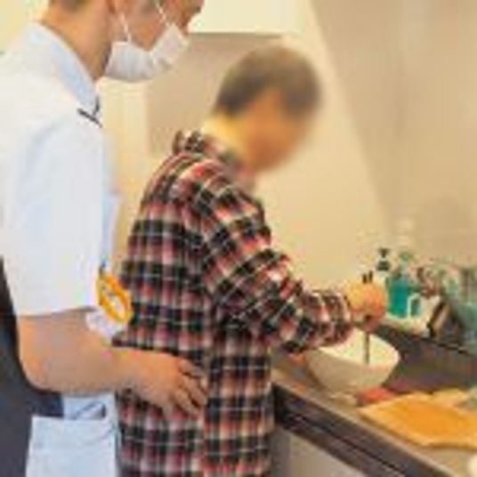調理補助を受ける様子