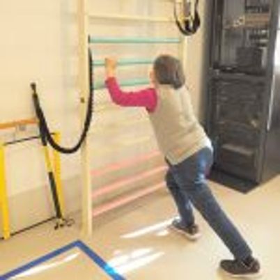 運動する様子の機能訓練室  