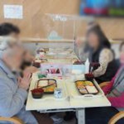 ランチを楽しむ様子のラウンジ