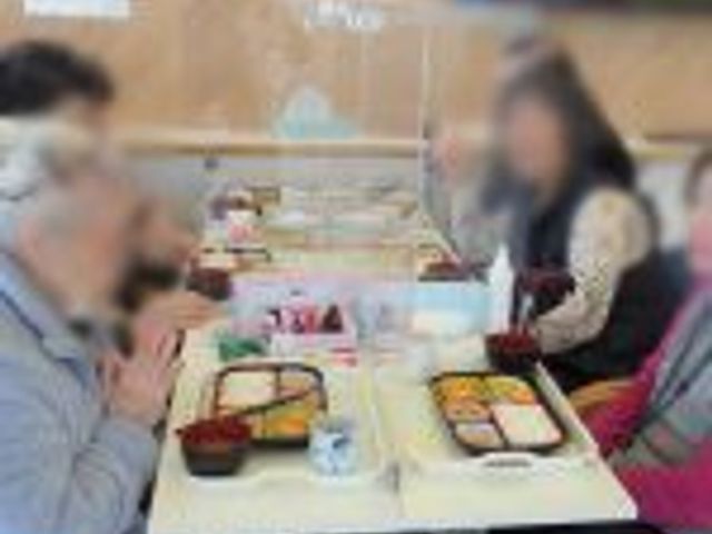 ランチを楽しむ様子のラウンジ ラウンジ テーブルを囲んで会話を楽しみながら、食事を取ることができるスペースです。