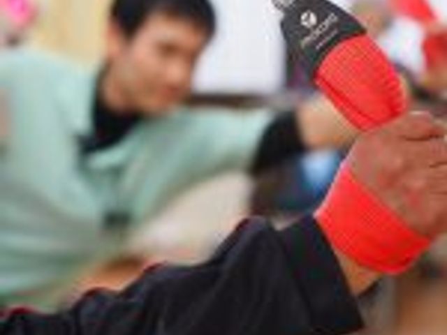 機能訓練を行う様子 機能訓練室 リハビリテーションで設備を活用する場面です。利用者のサポートをしながら、身体機能を高めます。