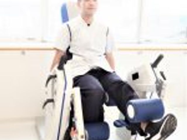 機能訓練室 機能訓練室 トレーニング機器を使用している様子です。明るい環境で快適に訓練ができます。