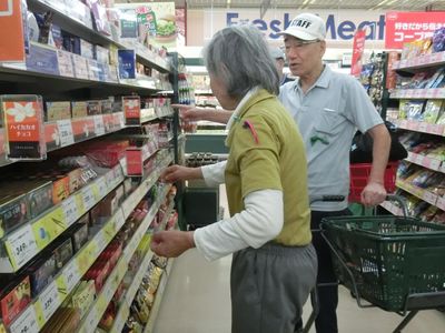 買い物をする二人の客