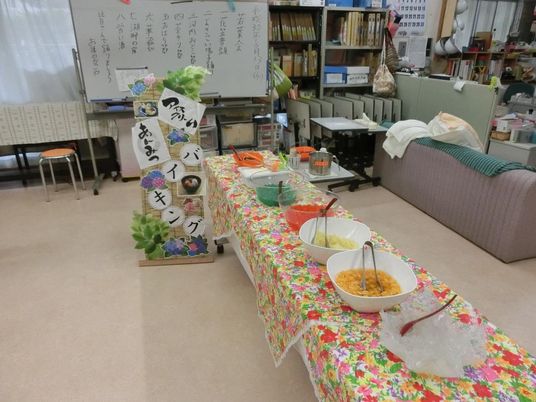 多彩な料理のテーブル