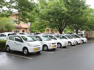 送迎車が並ぶ外観  