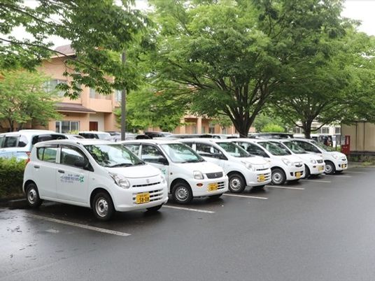 送迎車が並ぶ外観  