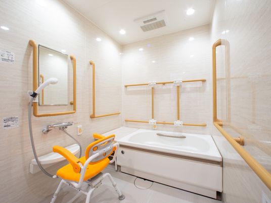 バリアフリー設計の浴室