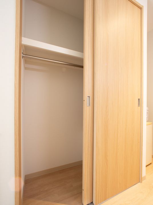 シンプルな木製クローゼット