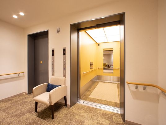 エレベーター前の廊下