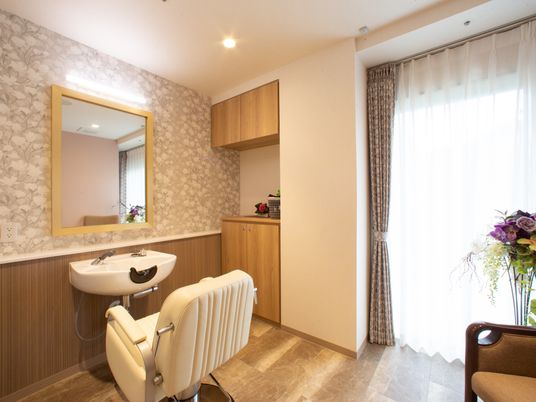 お花が飾られた理美容室