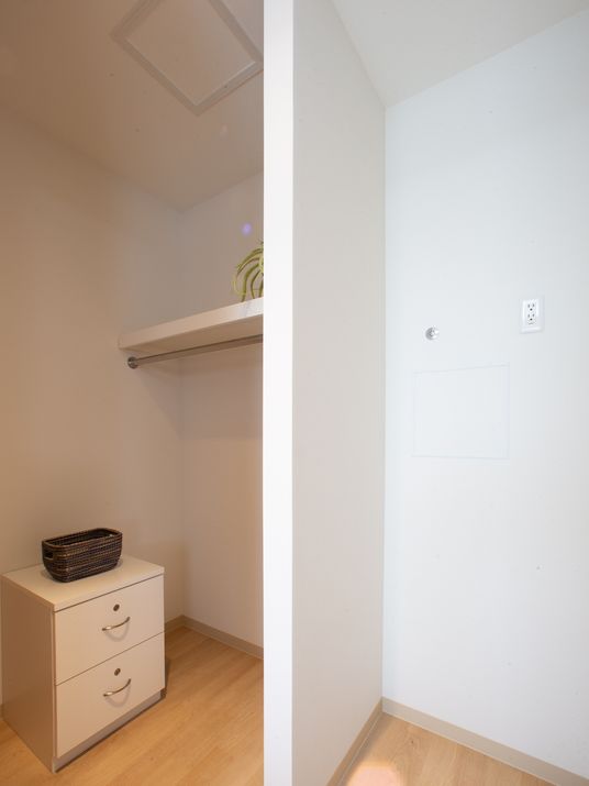 シンプルな居室の角