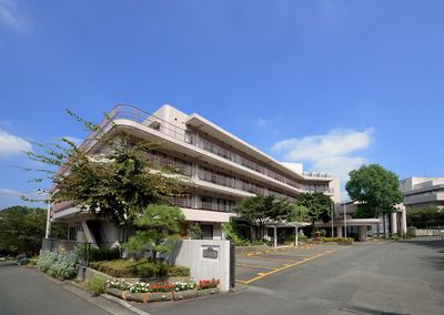 青空の下の建物