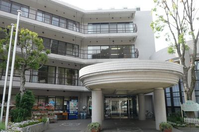 シンプルな建物の外観