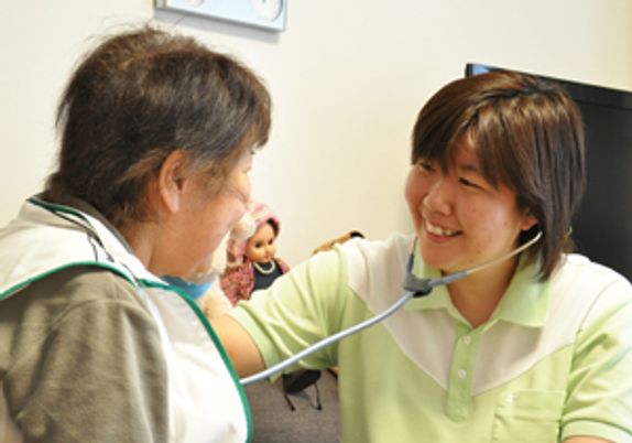 明るい笑顔のケアシーン