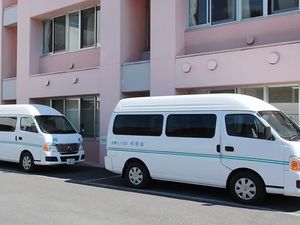 送迎車が並ぶ外観  