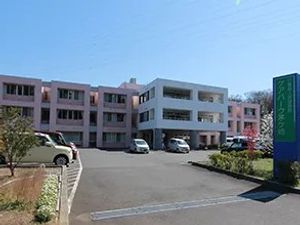 施設の外観と駐車場  