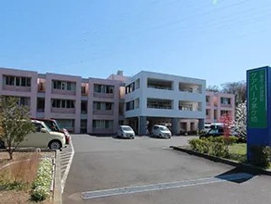 施設の外観と駐車場  