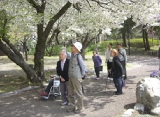 働くスタッフと利用者のふれあい