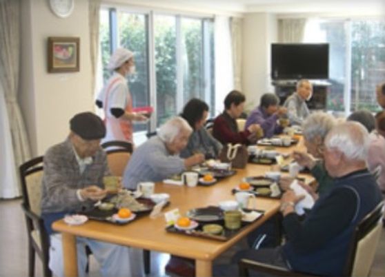 利用者のお世話をするスタッフ