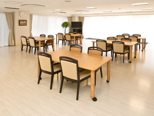 清潔感のある食堂での勤務