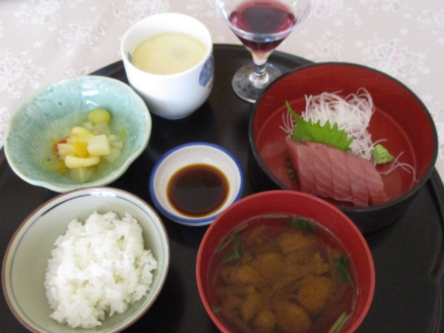 和食を楽しむ料理 料理 新鮮な刺身と温かい味噌汁が並ぶ食事です。栄養バランスに配慮されています。