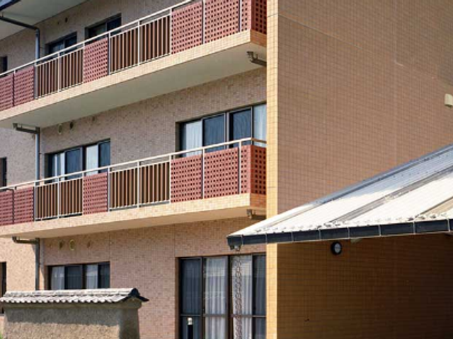 3階建ての外観 外観 3階建ての建物は開放的な雰囲気を持ち、豊かな日差しが感じられます。