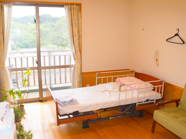 自然光が入る居室 居室 窓からの自然光が心地よい居室です。ベッド周りの工夫がされており、快適に過ごせます。