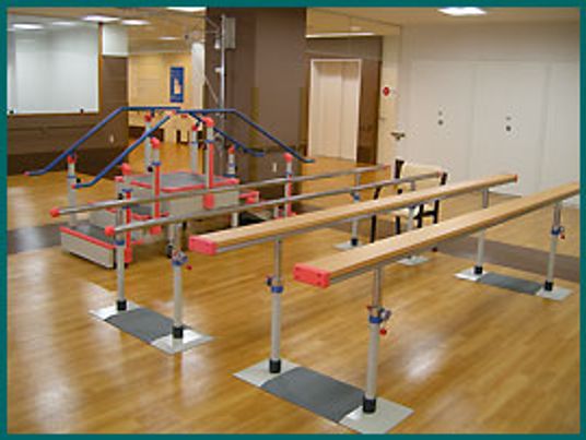 訓練器具と手すりのある室内