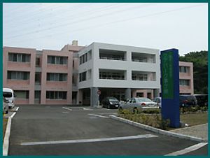 駐車場付き建物の外観