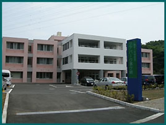 駐車場付き建物の外観