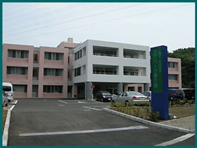 駐車場付き建物の外観