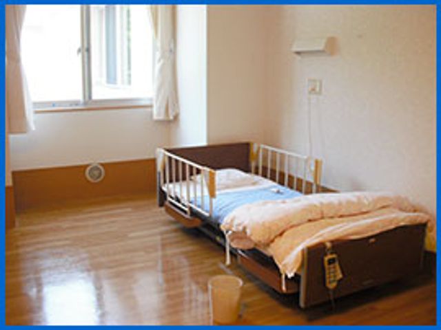 明るい居室 居室 穏やかな自然光が差し込む部屋です。シンプルなベッドで、落ち着いた時間を過ごせます。