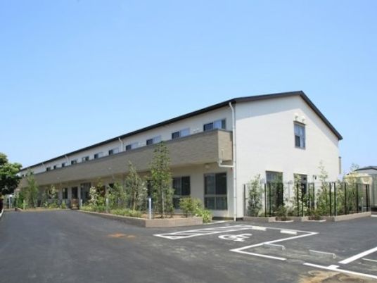 明るい施設の外観