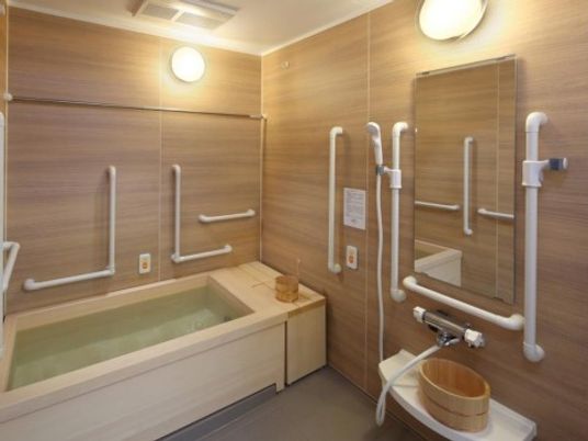 手すり付き浴室の内装