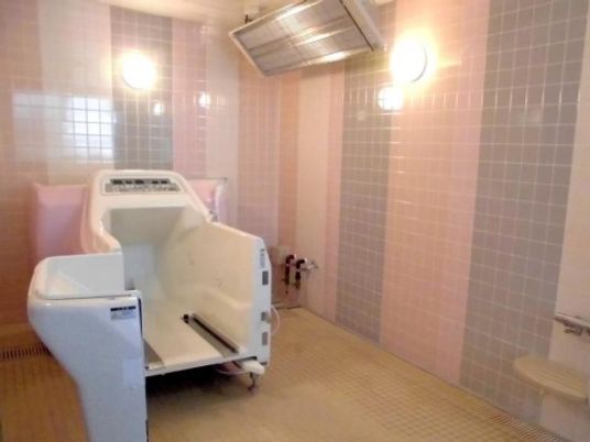 バリアフリー設計の浴室