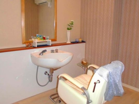 清潔な洗面台と理美容椅子