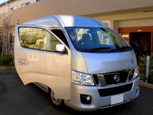 福祉用車両建物前