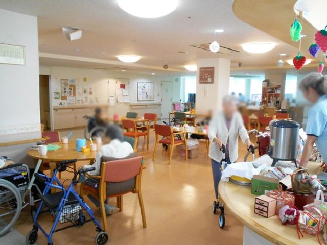 明るい共有スペース ラウンジ 自然光が差し込み、心地よい安らぎを提供する広々としたラウンジです。他の方との交流を楽しめます。